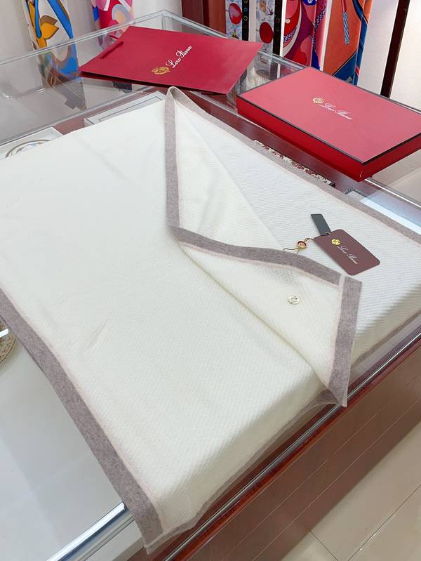 Loro Piana Cloak LPC00034 Loro Piana Cloak LPC00034